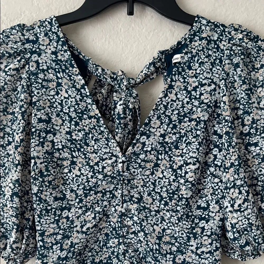 Like New! Abercrombie and Fitch Puff Sleeve Tie back Floral Top in Size XS - Picture 2 of 14
